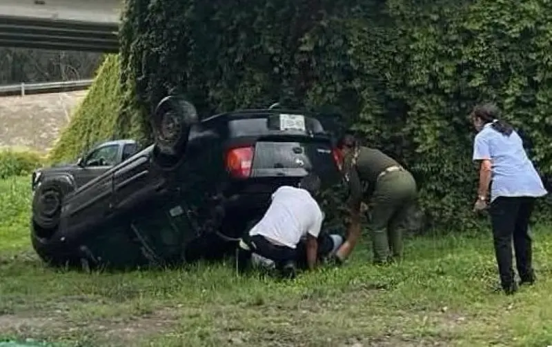 Dos lesionados tras volcadura en bulevar Río Santiago