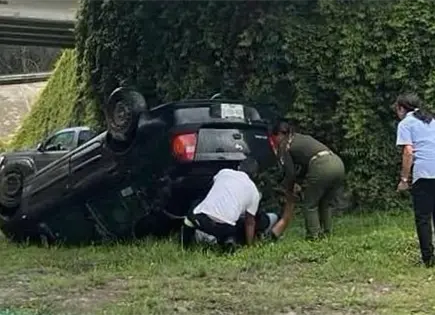 Dos lesionados tras volcadura en bulevar Río Santiago Dos lesionados tras volcadura en bulevar Río Santiago