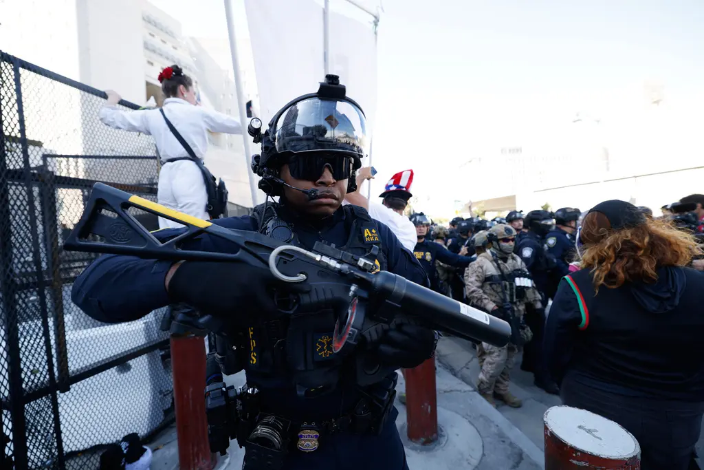 Gobierno de EEUU adquiere dos centros de detención en California