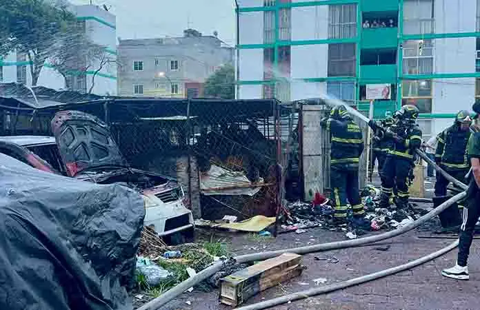 Incendio consume 3 autos en la Col. Morelos