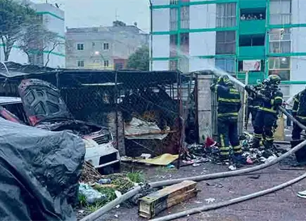 Incendio consume 3 autos en la Col. Morelos