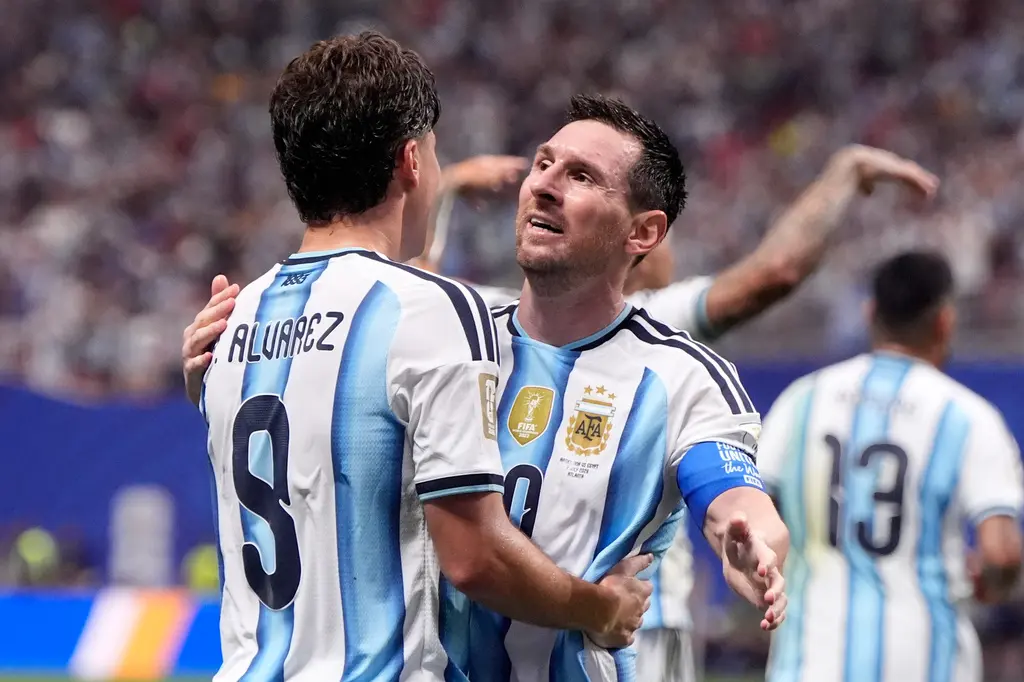 Lionel Messi marca gol decisivo y Argentina avanza a cuartos