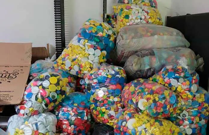Llaman a donar tapitas de plástico