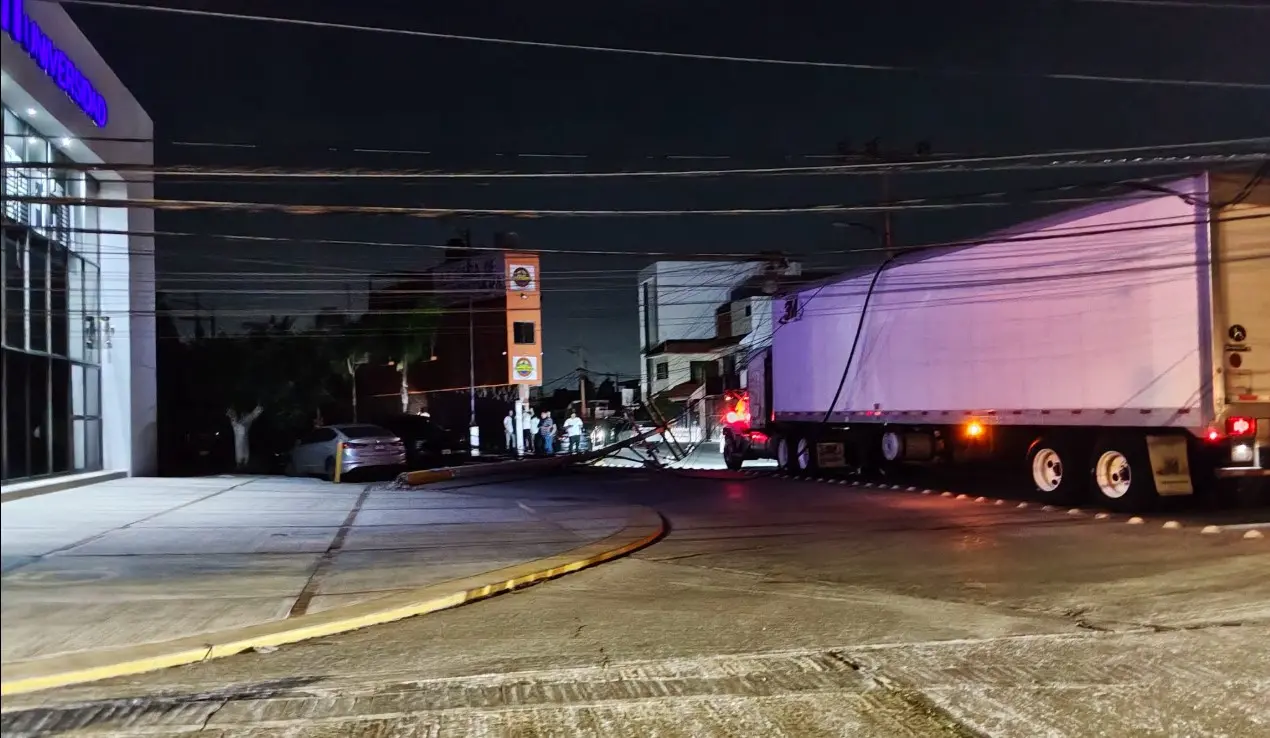 Tráiler derriba postes y deja sin luz a colonias de la capital