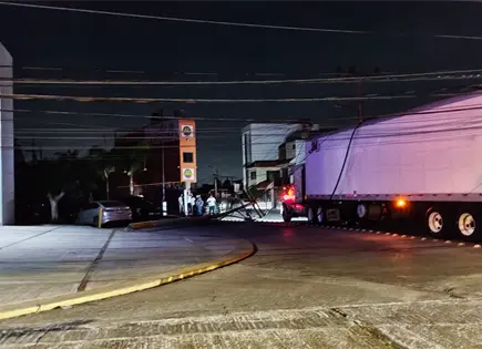 Tráiler derriba postes y deja sin luz a colonias de la capital Tráiler derriba postes y deja sin luz a colonias de la capital