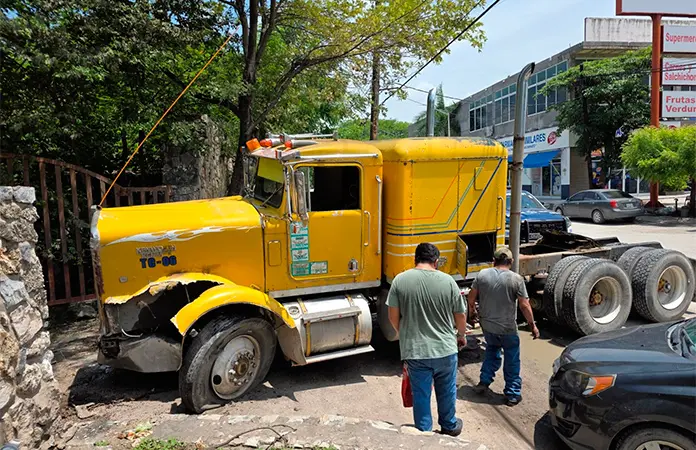 Tráiler sin frenos se estampa contra una barda
