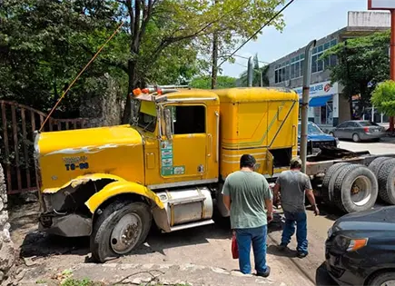 Tráiler sin frenos se estampa contra una barda Tráiler sin frenos se estampa contra una barda