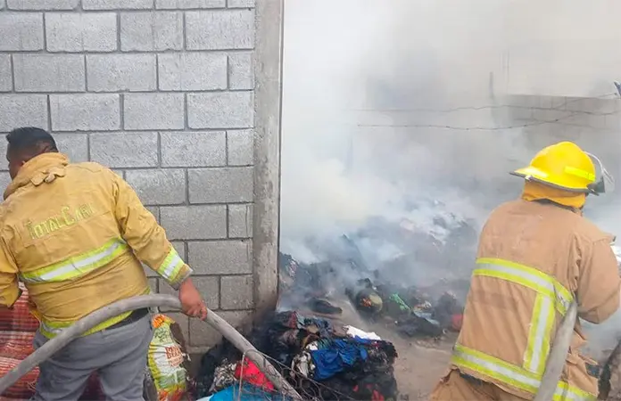 Voraz incendio arrasa con vivienda