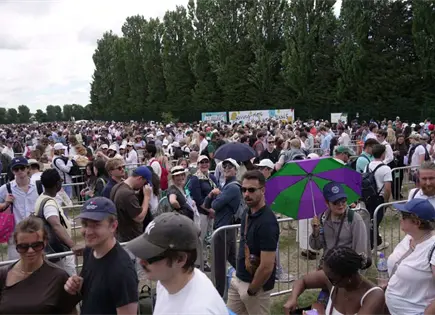 Wimbledon mantiene tradici&oacute;n de fila para entradas en Londres