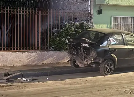 Cafre le pega a auto estacionado y se fuga