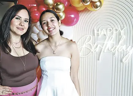 CELEBRA SUS 15 AÑOS CELEBRA SUS 15 AÑOS