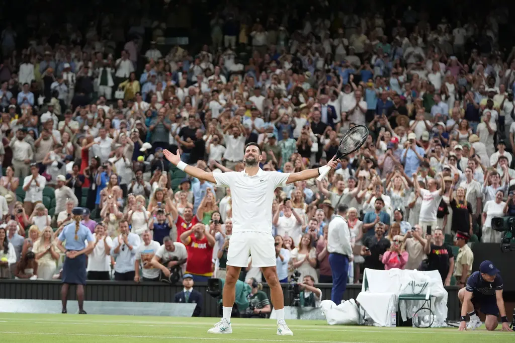 Djokovic vence a Auger-Aliassime en partido de más de cinco horas en Wimbledon