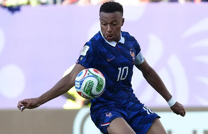 Francia investiga insultos racistas contra Mbappé