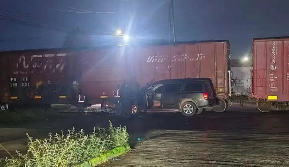 Intenta ganar paso al tren en la Constancia