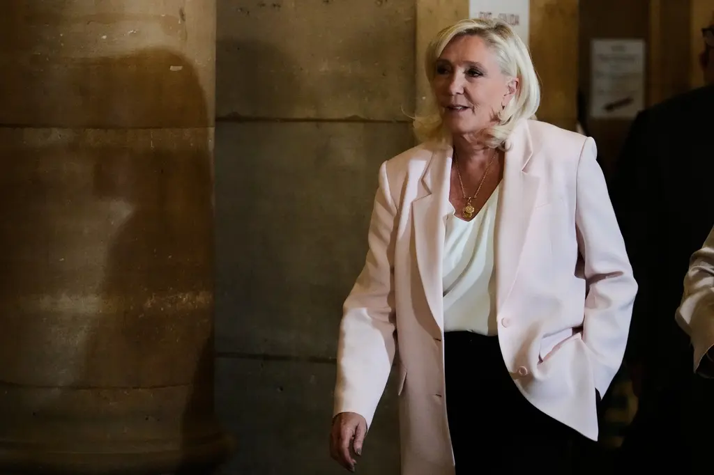 Marine Le Pen recibe condena con monitor electrónico en París