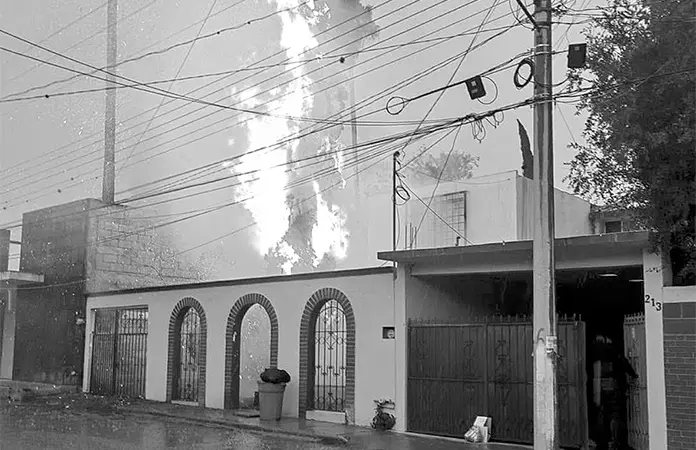 Rayo provoca incendio en Colinas de la Paz
