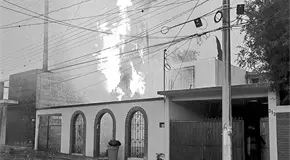 Rayo provoca incendio en Colinas de la Paz
