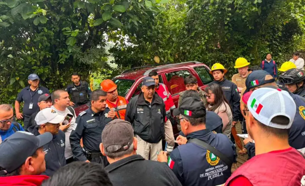 Rescatan a integrantes de una familia atrapada en gruta de Puebla