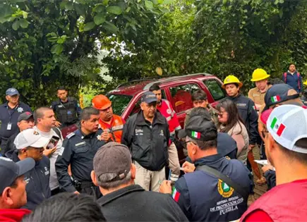 Rescatan a integrantes de una familia atrapada en gruta de Puebla Rescatan a integrantes de una familia atrapada en gruta de Puebla