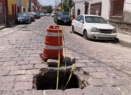 Urgen a reparar socavón en barrio de San Sebastián Urgen a reparar socavón en barrio de San Sebastián