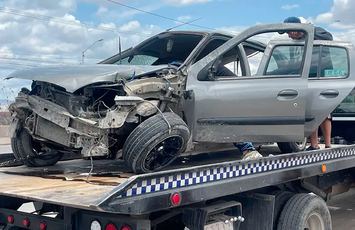 Conductor resulta ileso tras volcarse en el Periférico