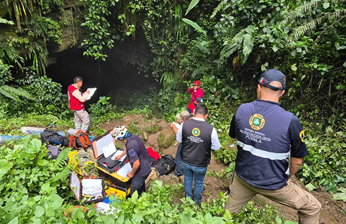 Crecida de río atrapa a familia en una gruta