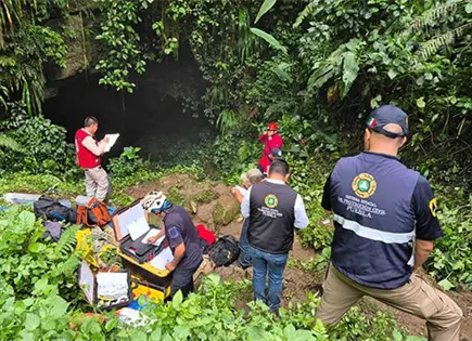 Crecida de río atrapa a familia en una gruta Crecida de río atrapa a familia en una gruta
