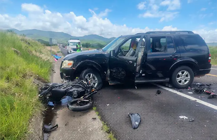 Fallece policía estatal en desigual choque carretero