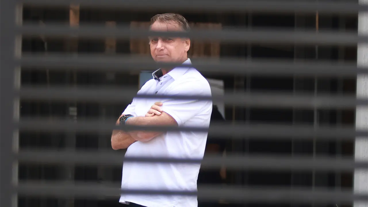 Policía federal registra casa de Jair Bolsonaro: no hallan armas