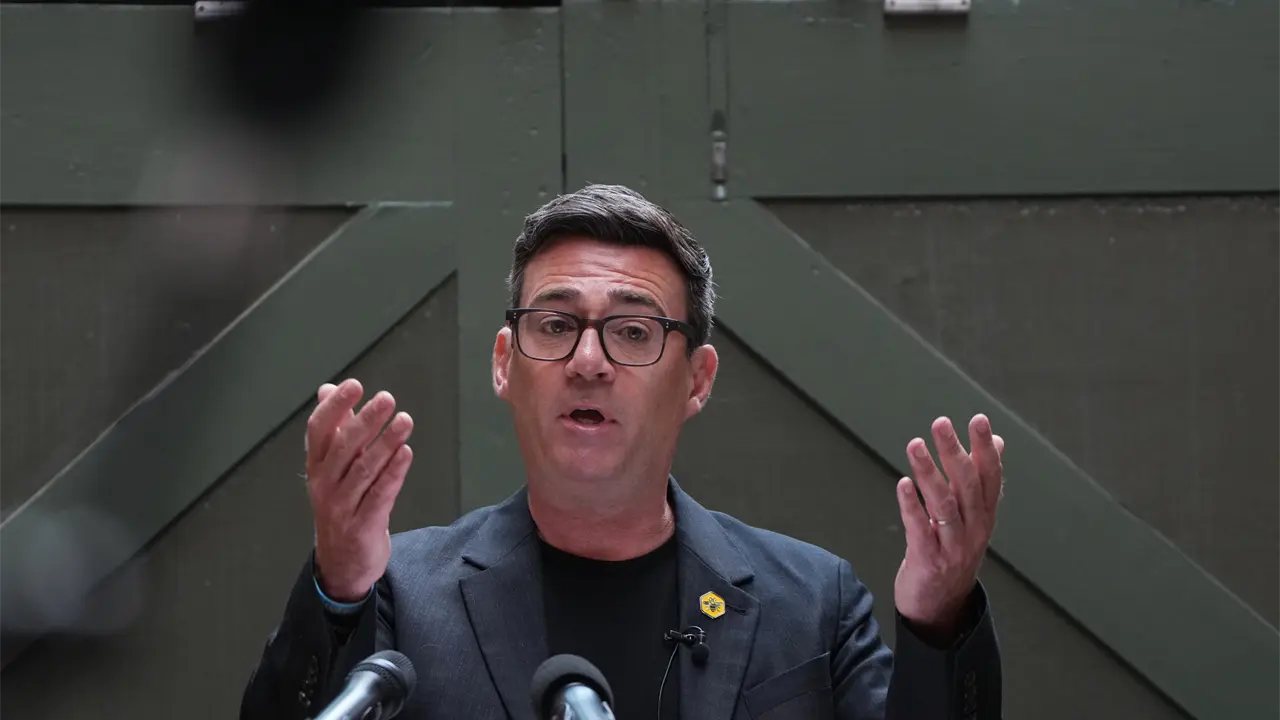Andy Burnham asegura liderazgo en Partido Laborista del Reino Unido