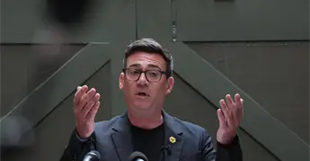Andy Burnham asegura liderazgo en Partido Laborista del Reino Unido