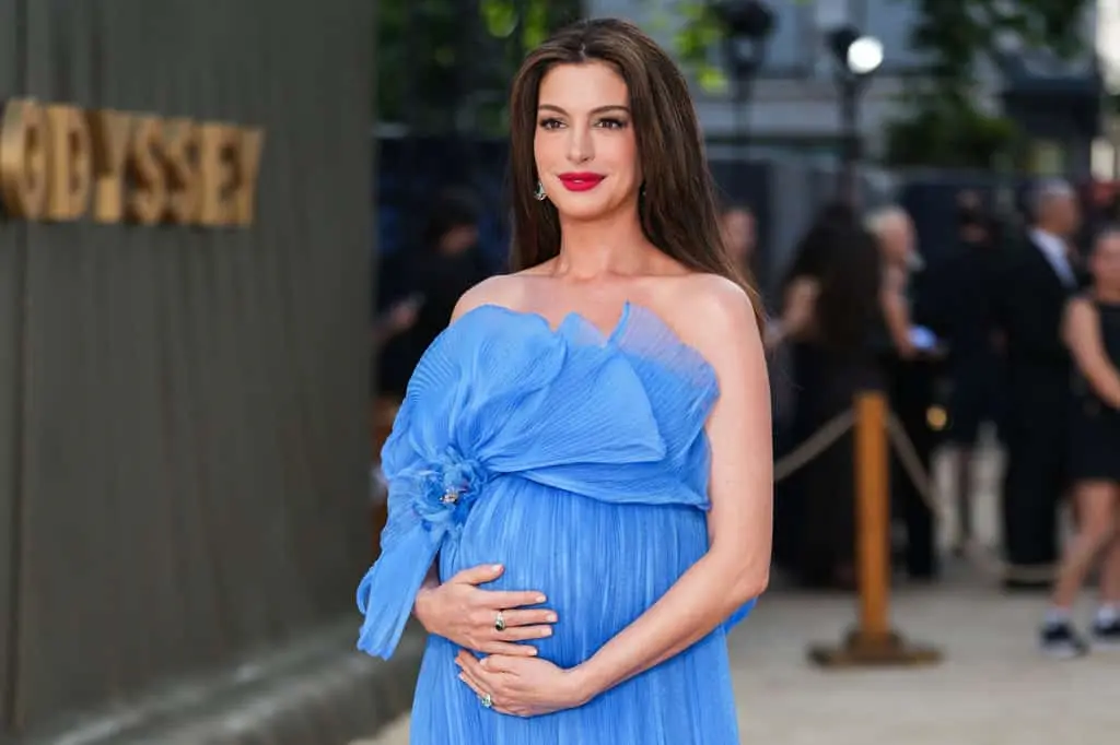 Anne Hathaway presume su embarazo en la alfombra roja