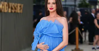Anne Hathaway presume su embarazo en la alfombra roja