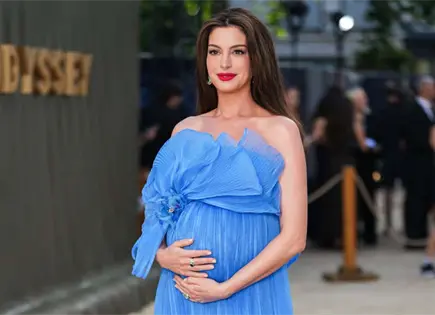 Anne Hathaway presume su embarazo en la alfombra roja Anne Hathaway presume su embarazo en la alfombra roja