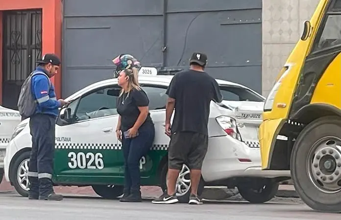 Camión urbano le pega a un taxi por alcance