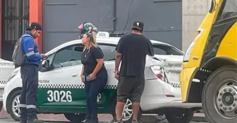 Cami&oacute;n urbano le pega a un taxi por alcance