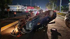 Camioneta choca en paradero y vuelca en bulevar México-Laredo