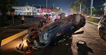 Camioneta choca en paradero y vuelca en bulevar M&eacute;xico-Laredo