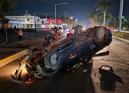 Camioneta choca en paradero y vuelca en bulevar M&eacute;xico-Laredo