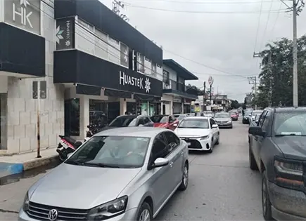 Caos vial por cierre de la calle Hidalgo