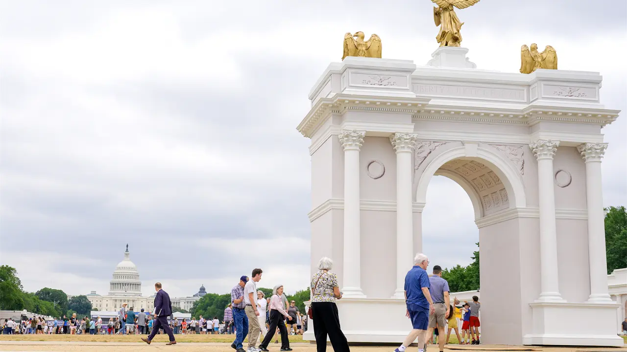Comisión aprueba planes para arco de Trump en Washington
