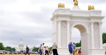 Comisi&oacute;n aprueba planes para arco de Trump en Washington