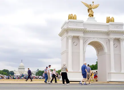 Comisi&oacute;n aprueba planes para arco de Trump en Washington