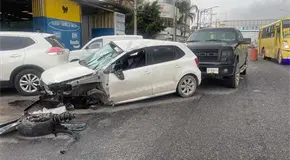 Conductor resulta herido al volcar y chocar