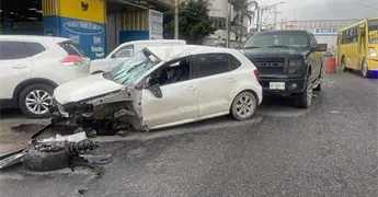 Conductor resulta herido al volcar y chocar