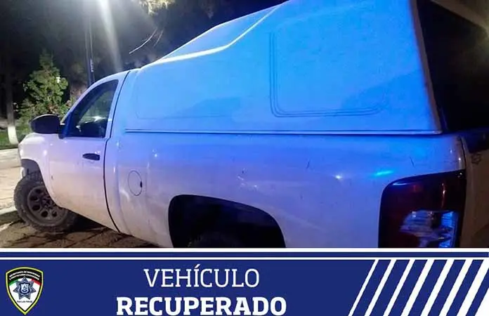 Hallan camioneta robada abandonada en la Alameda