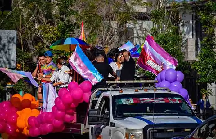 Invitan a la marcha del orgullo LGBT en Pozos