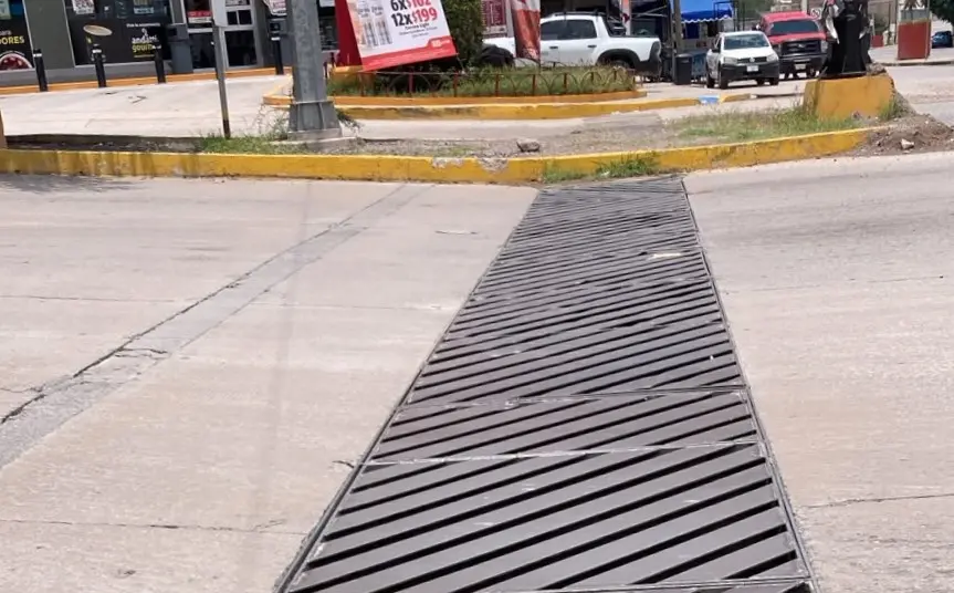 Limpian alcantarillas en avenida Coronel Romero