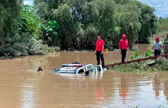 Tres mujeres mueren ahogadas en patrulla arrastrada por río en Puebla