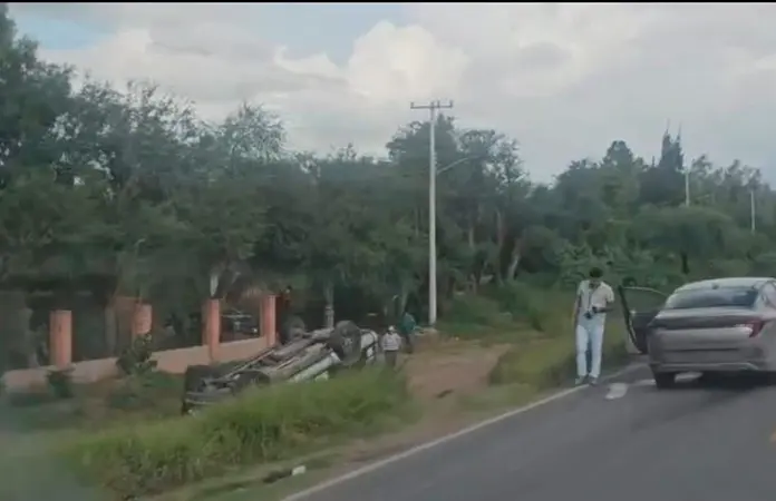Vuelca patrulla de la Policía Municipal